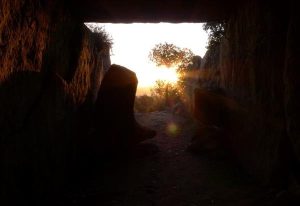 22.12.2012 El sol ilumina completament l'interior del dolmen  Llanera -  Xavier Sunyer